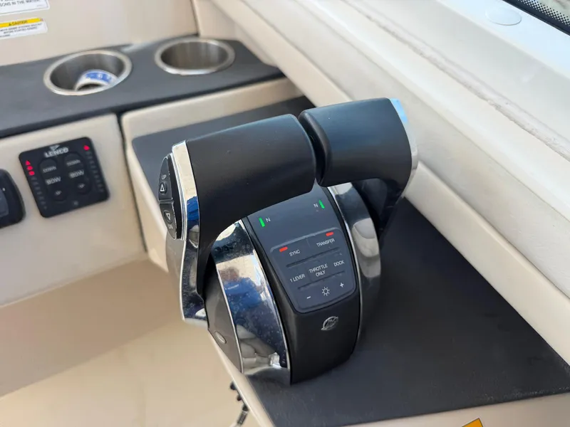 Slide: The Image of Boston Whaler 320 VANTAGE 2017 - 25