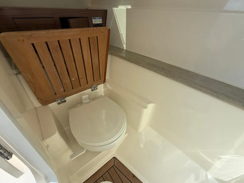 Slide: The Image of Boston Whaler 320 VANTAGE 2017 - 21