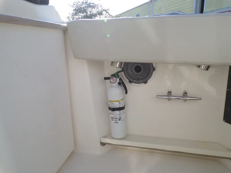 Slide: The Image of Boston Whaler 240 VANTAGE 2024 - 24