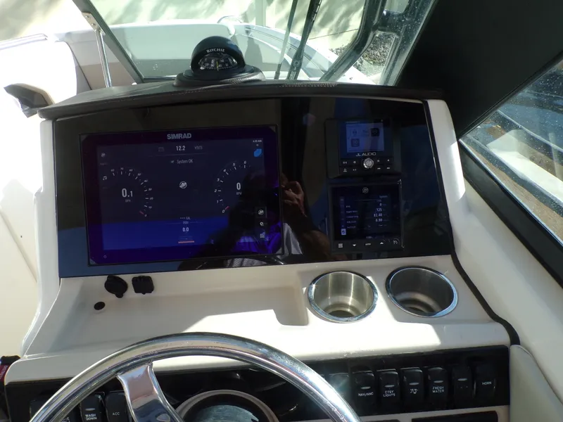Slide: The Image of Boston Whaler 240 VANTAGE 2024 - 40