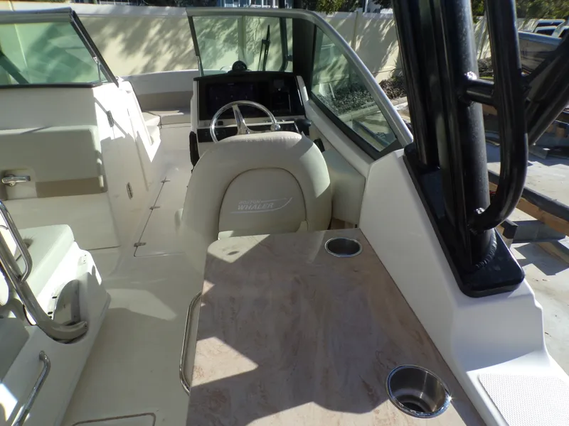 Slide: The Image of Boston Whaler 240 VANTAGE 2024 - 50