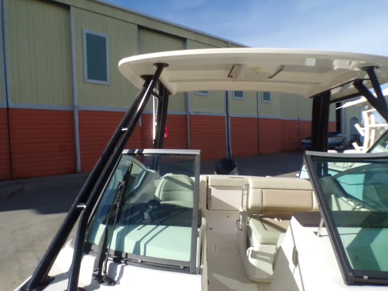 Slide: The Image of Boston Whaler 240 VANTAGE 2024 - 47
