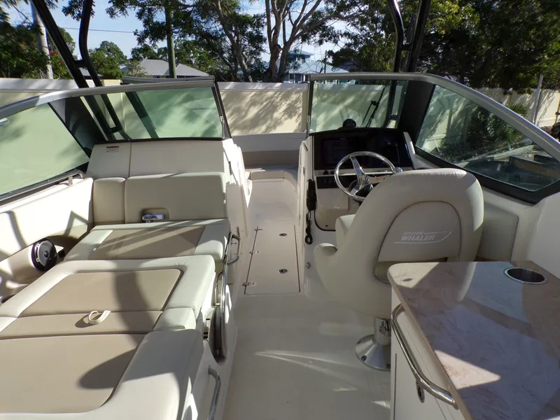 Slide: The Image of Boston Whaler 240 VANTAGE 2024 - 30
