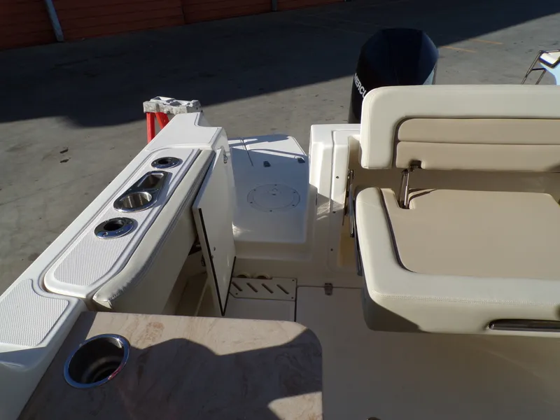 Slide: The Image of Boston Whaler 240 VANTAGE 2024 - 18