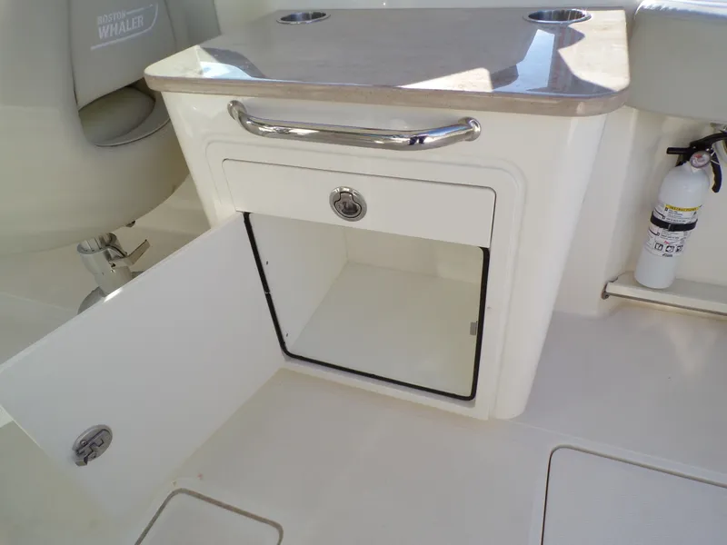 Slide: The Image of Boston Whaler 240 VANTAGE 2024 - 25