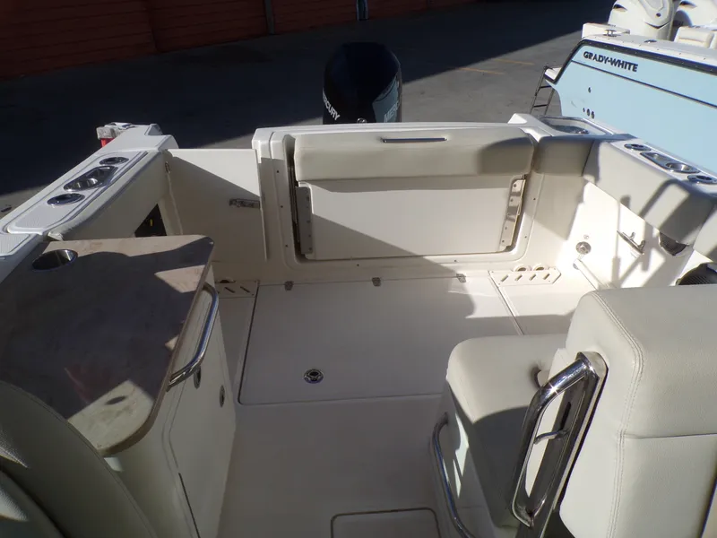 Slide: The Image of Boston Whaler 240 VANTAGE 2024 - 27