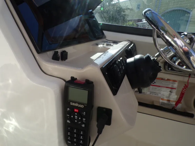 Slide: The Image of Boston Whaler 240 VANTAGE 2024 - 42