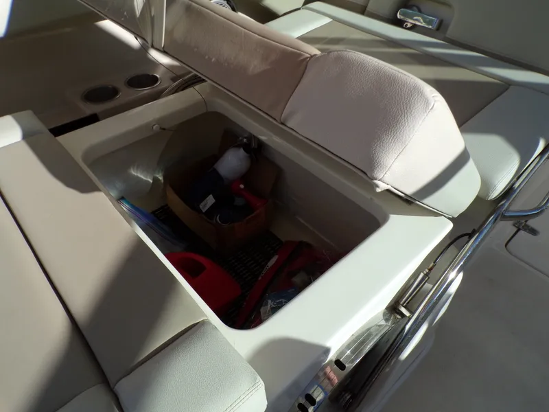 Slide: The Image of Boston Whaler 240 VANTAGE 2024 - 32
