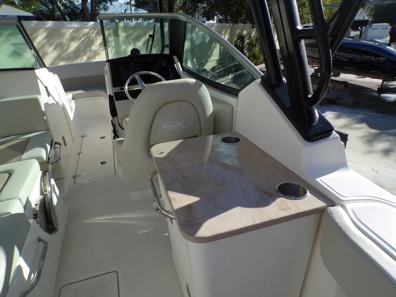 Slide: The Image of Boston Whaler 240 VANTAGE 2024 - 33