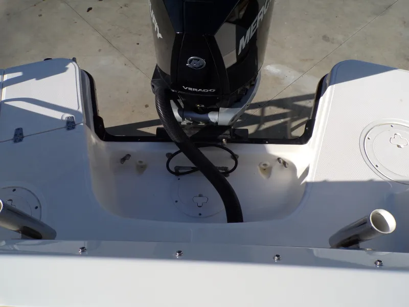 Slide: The Image of Boston Whaler 240 VANTAGE 2024 - 22