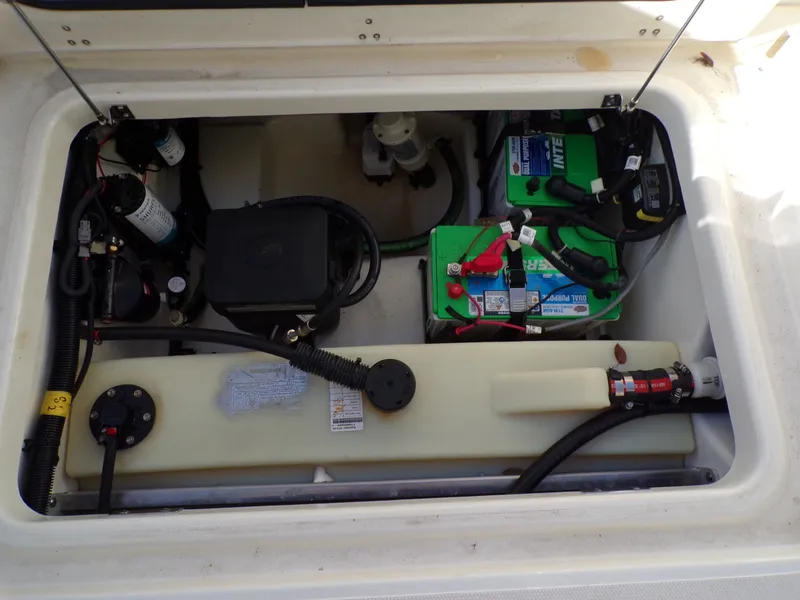 Slide: The Image of Boston Whaler 240 VANTAGE 2024 - 21