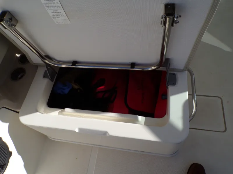 Slide: The Image of Boston Whaler 240 VANTAGE 2024 - 17