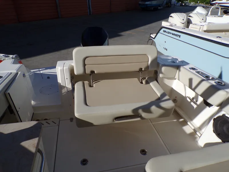 Slide: The Image of Boston Whaler 240 VANTAGE 2024 - 28