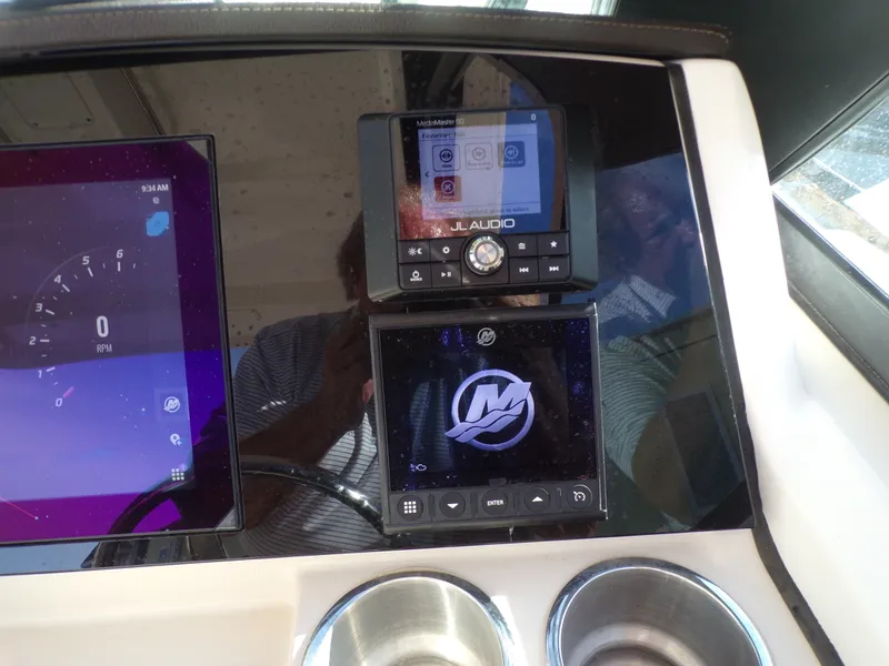 Slide: The Image of Boston Whaler 240 VANTAGE 2024 - 37