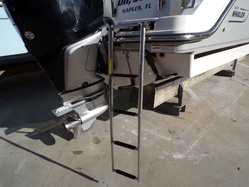 Slide: The Image of Boston Whaler 240 VANTAGE 2024 - 16