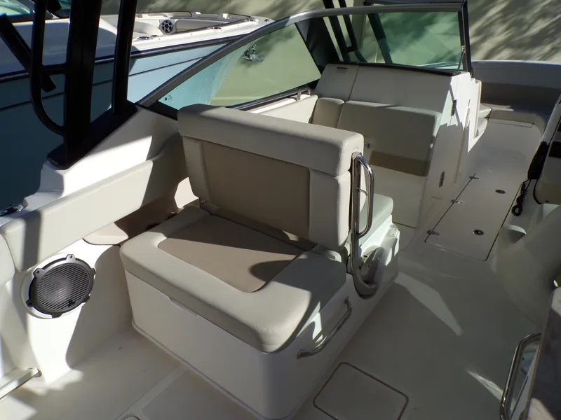 Slide: The Image of Boston Whaler 240 VANTAGE 2024 - 31