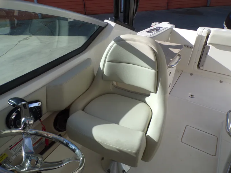 Slide: The Image of Boston Whaler 240 VANTAGE 2024 - 34