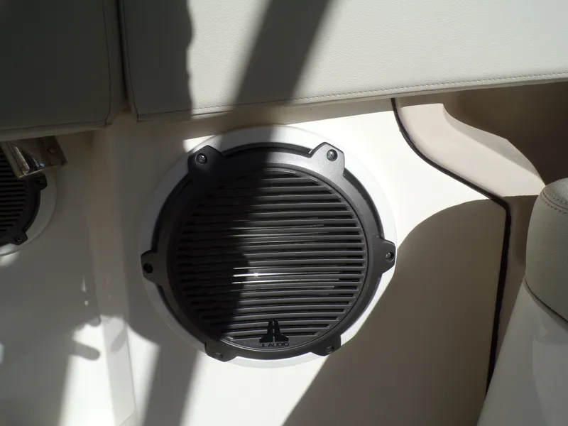 Slide: The Image of Boston Whaler 240 VANTAGE 2024 - 53