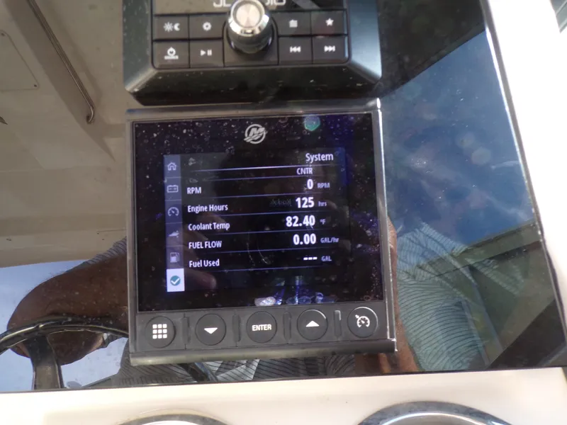 Slide: The Image of Boston Whaler 240 VANTAGE 2024 - 38