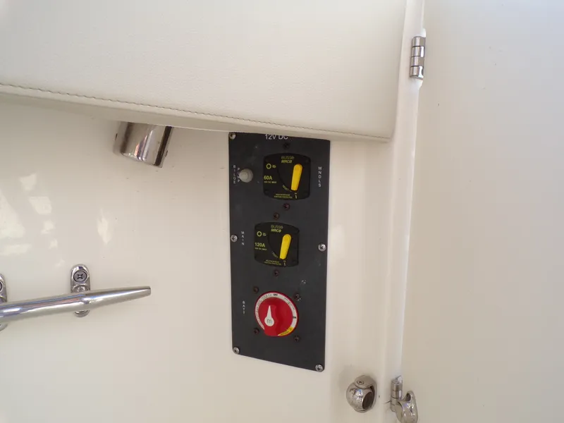 Slide: The Image of Boston Whaler 240 VANTAGE 2024 - 23