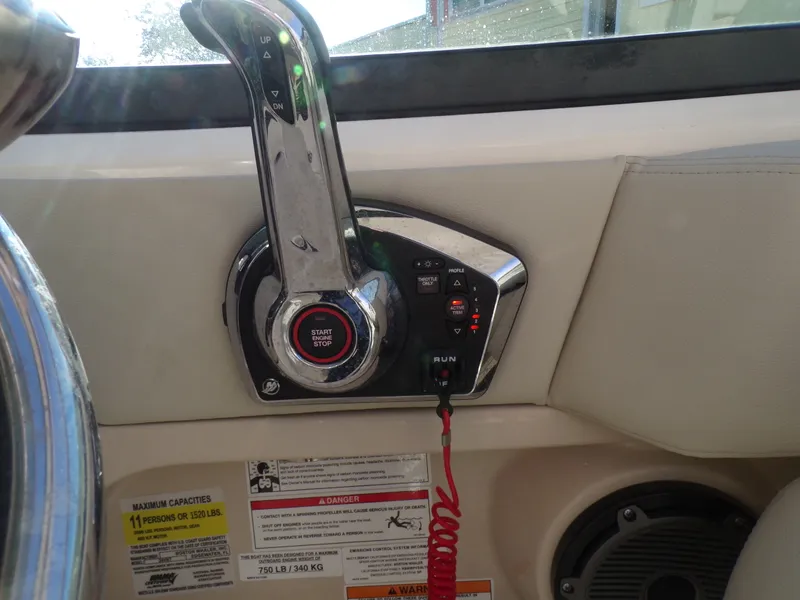 Slide: The Image of Boston Whaler 240 VANTAGE 2024 - 43