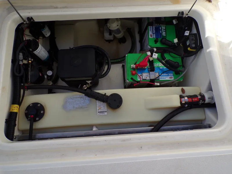 Slide: The Image of Boston Whaler 240 VANTAGE 2024 - 35