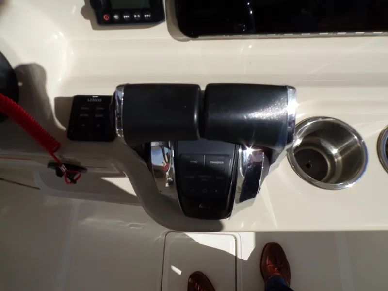 Slide: The Image of Boston Whaler 250 OUTRAGE 2019 - 35