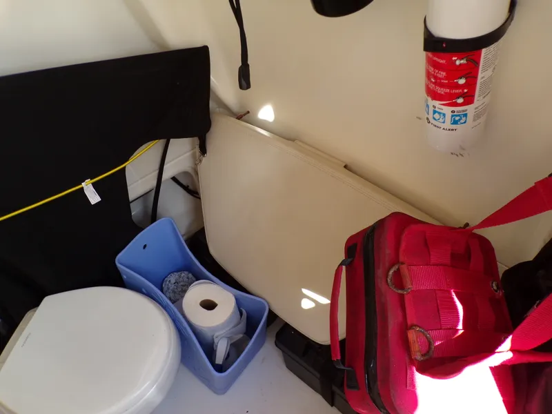 Slide: The Image of Boston Whaler 250 OUTRAGE 2019 - 40