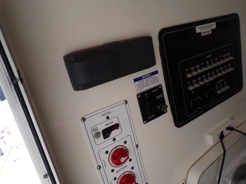 Slide: The Image of Boston Whaler 250 OUTRAGE 2019 - 39