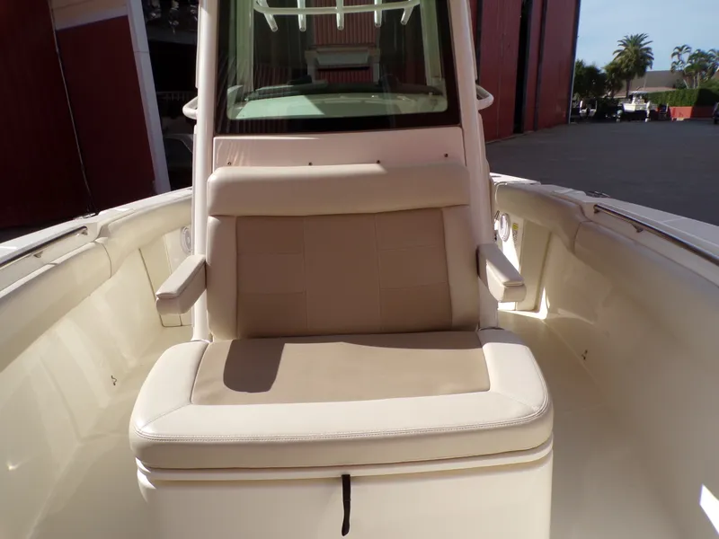 Slide: The Image of Boston Whaler 250 OUTRAGE 2019 - 43