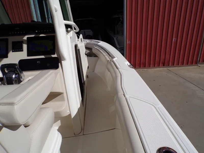 Slide: The Image of Boston Whaler 250 OUTRAGE 2019 - 36