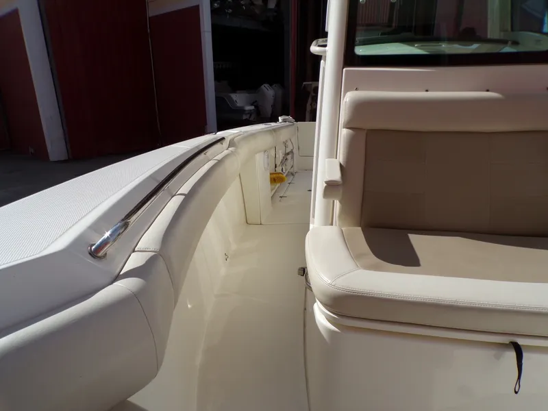 Slide: The Image of Boston Whaler 250 OUTRAGE 2019 - 44