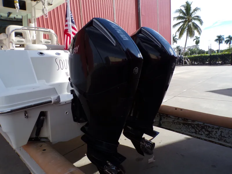 Slide: The Image of Boston Whaler 250 OUTRAGE 2019 - 15