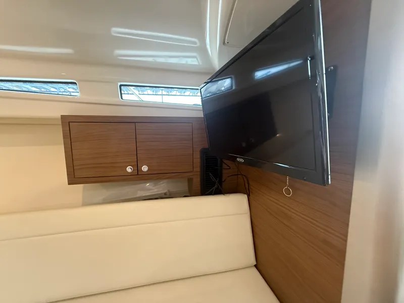 Slide: The Image of Boston Whaler 325 CONQUEST 2024 - 28