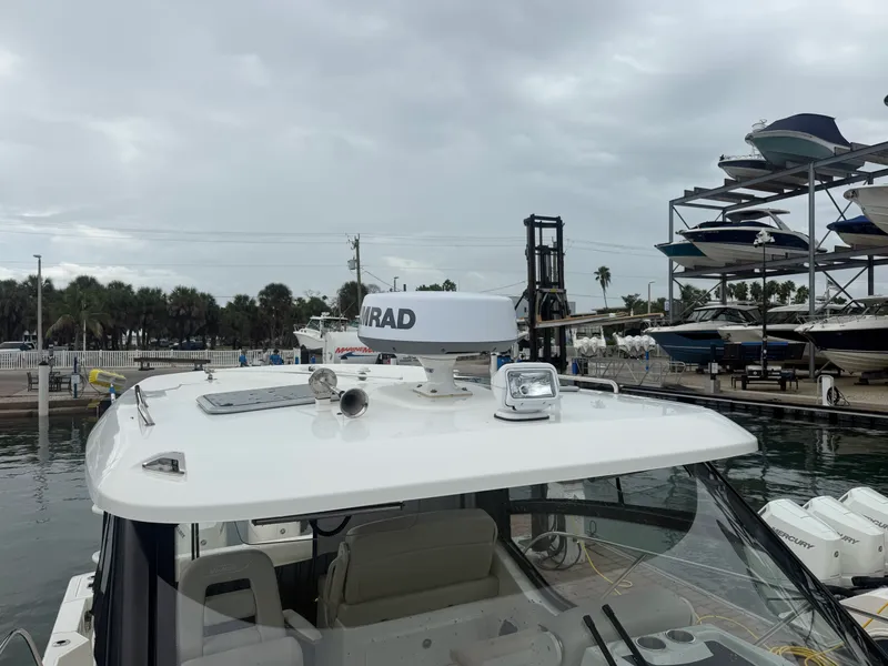 Slide: The Image of Boston Whaler 325 CONQUEST 2024 - 30