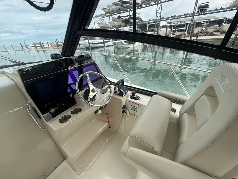 Slide: The Image of Boston Whaler 325 CONQUEST 2024 - 18