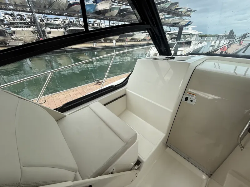Slide: The Image of Boston Whaler 325 CONQUEST 2024 - 17