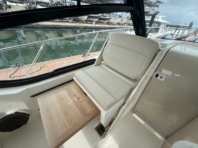 Slide: The Image of Boston Whaler 325 CONQUEST 2024 - 21