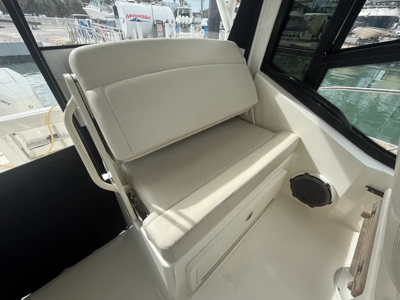 Slide: The Image of Boston Whaler 325 CONQUEST 2024 - 20