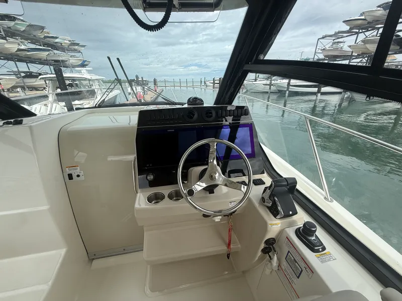 Slide: The Image of Boston Whaler 325 CONQUEST 2024 - 19