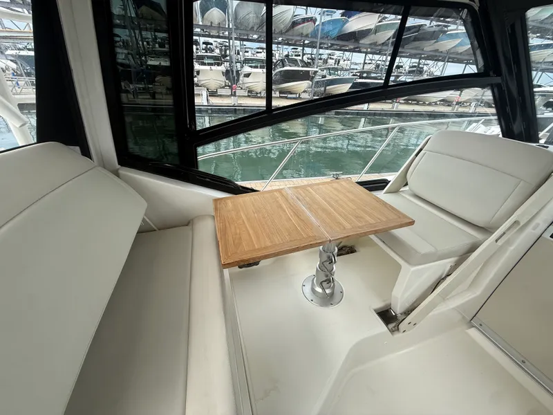 Slide: The Image of Boston Whaler 325 CONQUEST 2024 - 22