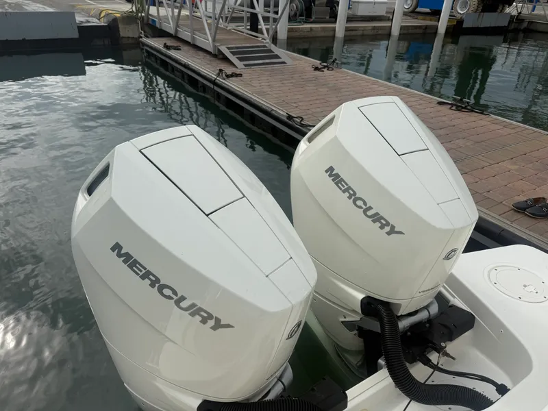 Slide: The Image of Boston Whaler 325 CONQUEST 2024 - 33