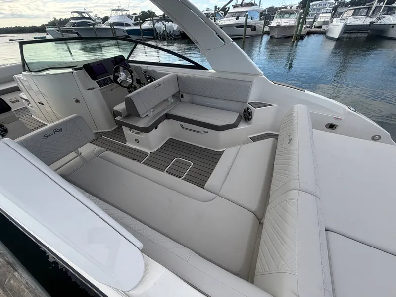 Slide: The Image of Sea Ray SDX 270 OB 2025 - 23