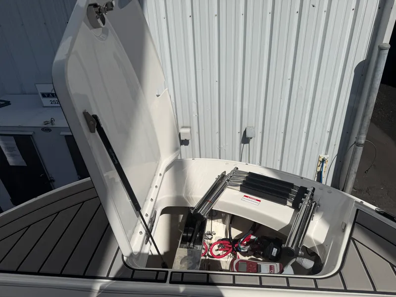 Slide: The Image of Sea Ray SDX 270 OB 2025 - 29