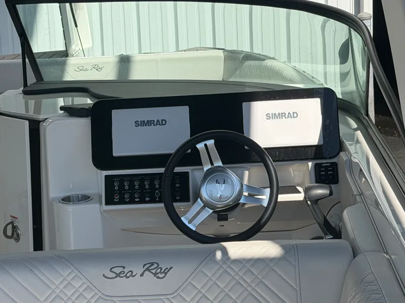 Slide: The Image of Sea Ray SDX 270 OB 2025 - 16
