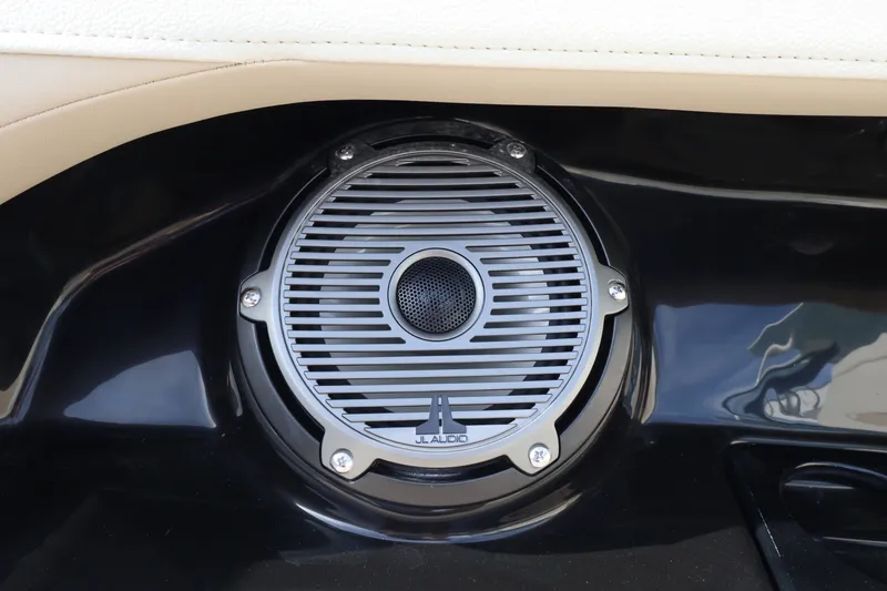 Slide: The Image of Boston Whaler 240 Vantage 2027 - 35