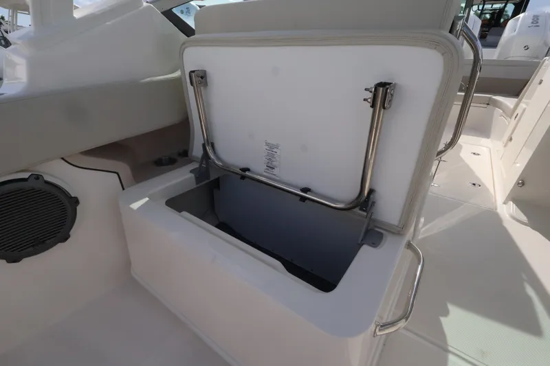 Slide: The Image of Boston Whaler 240 Vantage 2027 - 16