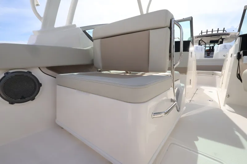 Slide: The Image of Boston Whaler 240 Vantage 2027 - 15
