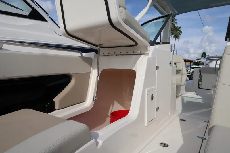 Slide: The Image of Boston Whaler 240 Vantage 2027 - 34