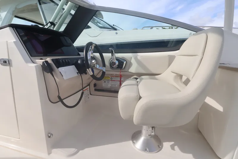 Slide: The Image of Boston Whaler 240 Vantage 2027 - 20